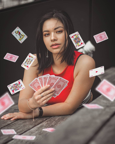 Девушки в красной одежде