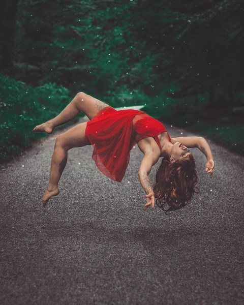 Девушки в красной одежде