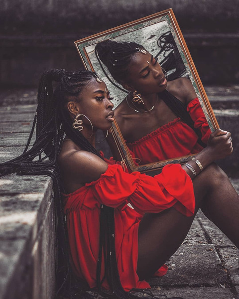 Девушки в красной одежде