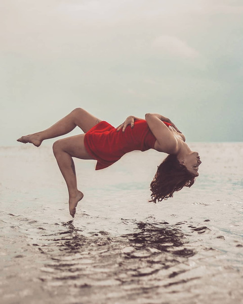 Девушки в красной одежде