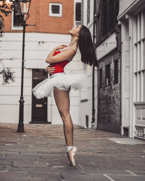 Девушки в красной одежде