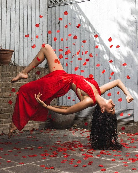 Девушки в красной одежде