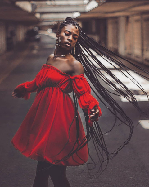 Девушки в красной одежде