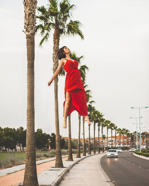 Девушки в красной одежде