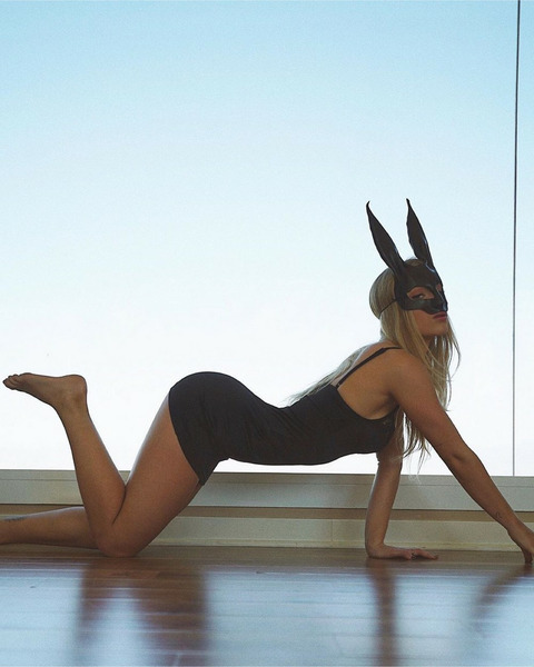 Девушки в сексуальных платьях