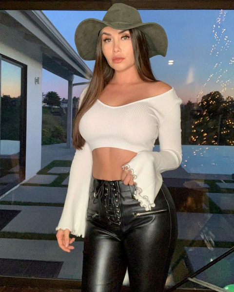 Девушки в белых маечках