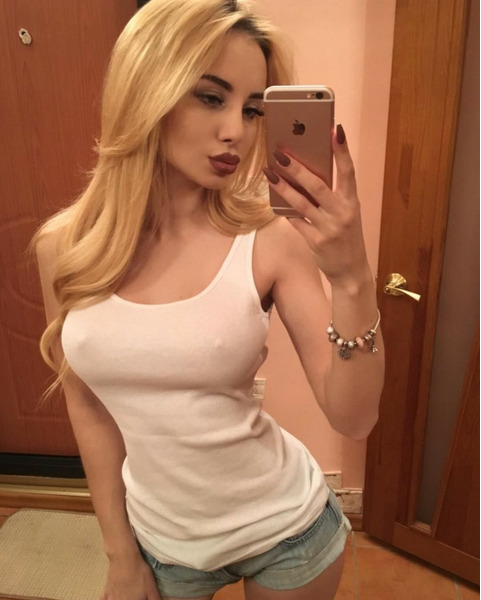 девушки без бюстгальтеров