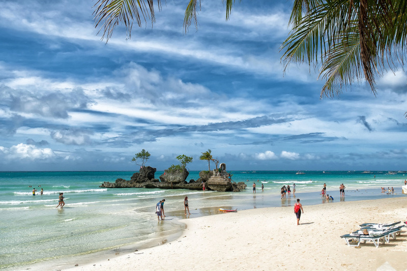 Уайт-Бич («Белый пляж»), остров Боракай, Филиппины.