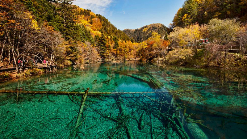 Озеро пяти цветов в Национальном парке Цзючжайгоу, Китай