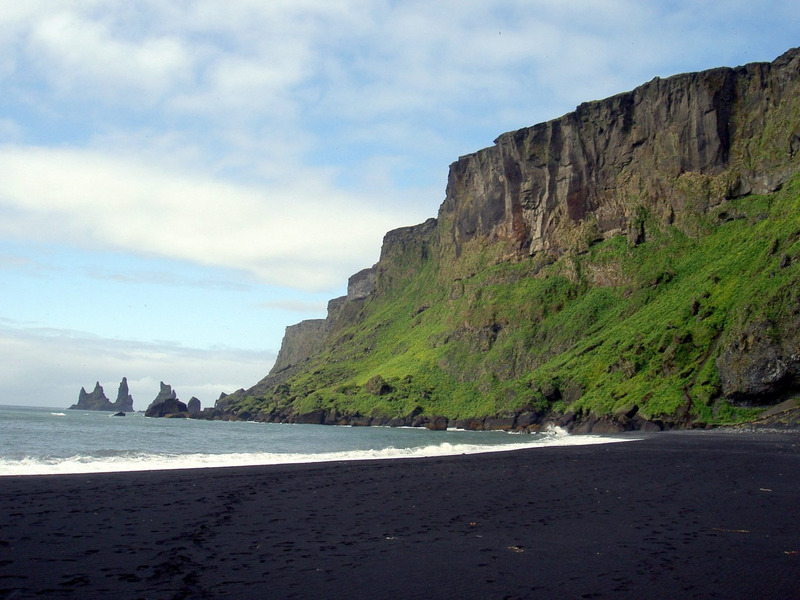 Рейнисфьяра черный пляж в Исландии