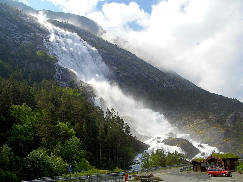 Водопад Лангфоссен в Норвегии