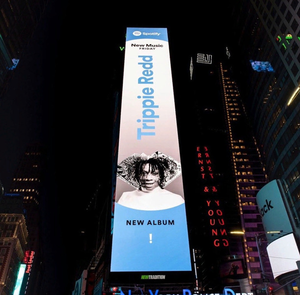 Trippie Redd со своим новым альбомом на баннере в центре Нью-Йорка