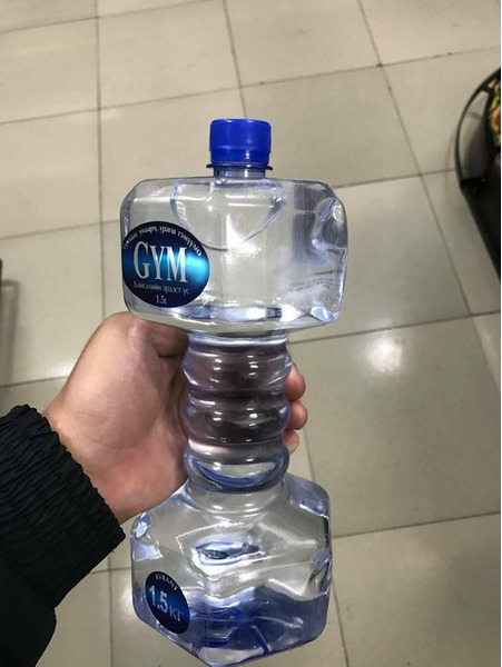 Вода в бутылке в форме гантелей