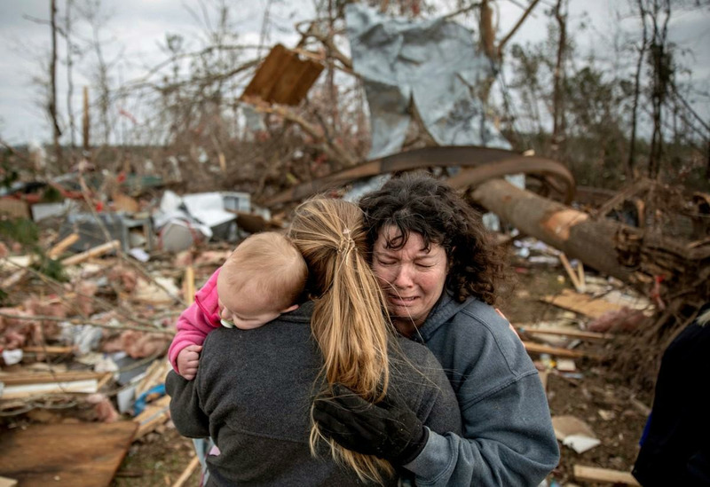Последствия разрушительного торнадо в штате Алабама