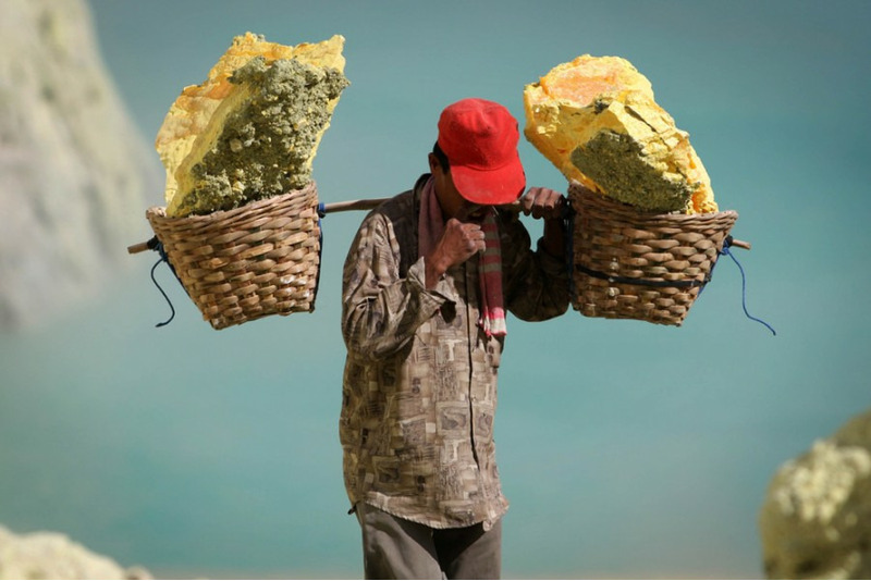Как добывают серу в Индонезии
