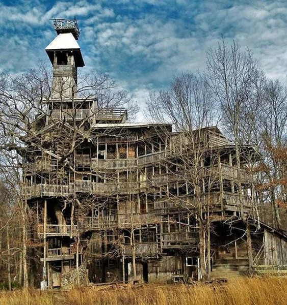 Высота постройки — почти 30 метров, и находится это здание в Кроссвиле, штат Теннесси (Crossville, Tennesse). Это самый большой в мире домик на дереве, но с 2012 года он больше не принимает гостей.