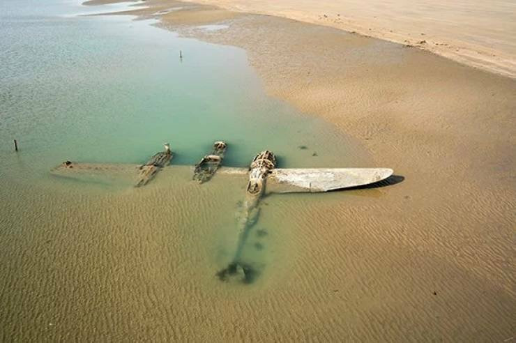 65 лет тому назад американский истребитель Локхид P-38 «Лайтнинг» (Lockheed P-38 Lightning) потерпел крушение в районе побережья Уэльса (Wales), и по сей день его корпус все еще покоится в песке, выглядывая из воды одним крылом.