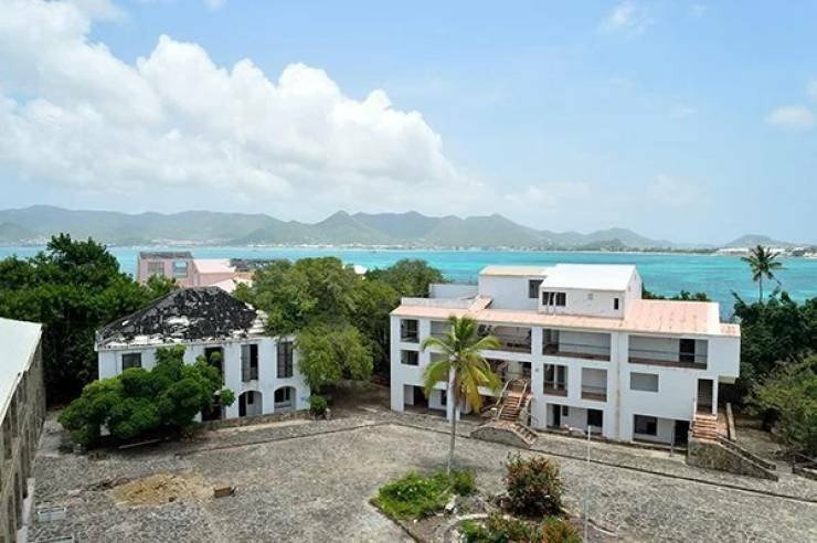 Этот престижный курортный отель с видом на Карибское море находится на территории заморской общины Франции на острове Сен-Мартен (St Martin), и вот уже больше 20 лет он пустует.