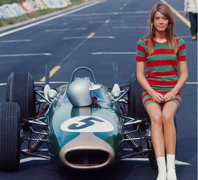 Франсуаза Арди верхом на болиде Формулы 1. 1966 год