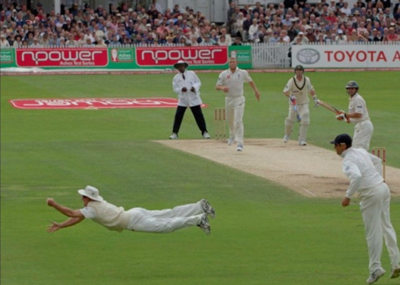 Прыжок во всю длину на турнире по крикету Ashes Test-2005