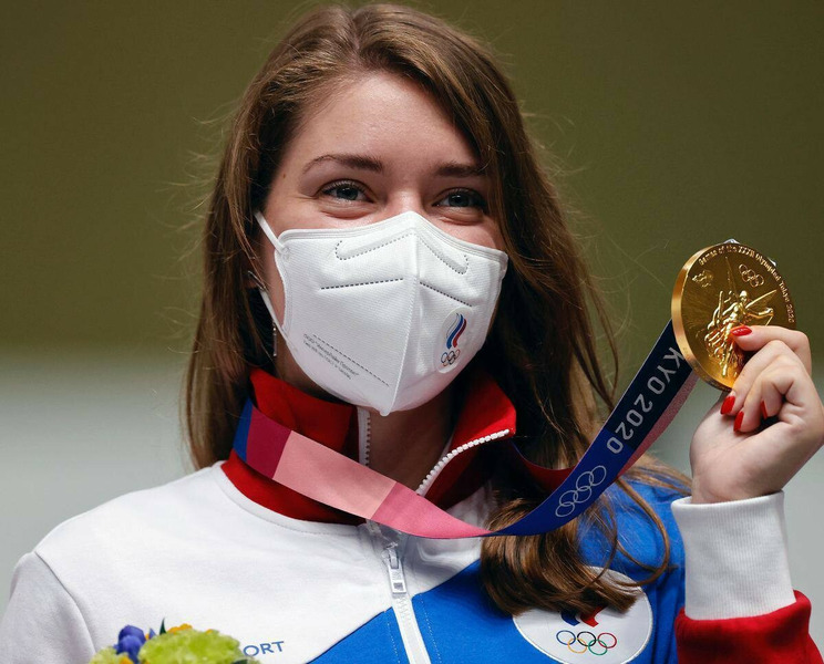 Виталина Бацарашкина с завоёванной золотой медалью Олимпийских игр в Токио