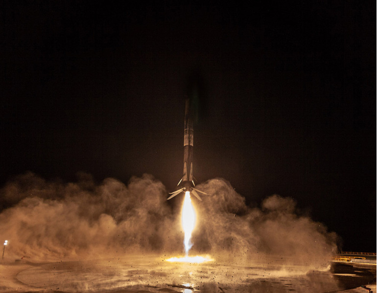 Первая ступень ракеты Falcon 9 вернулась