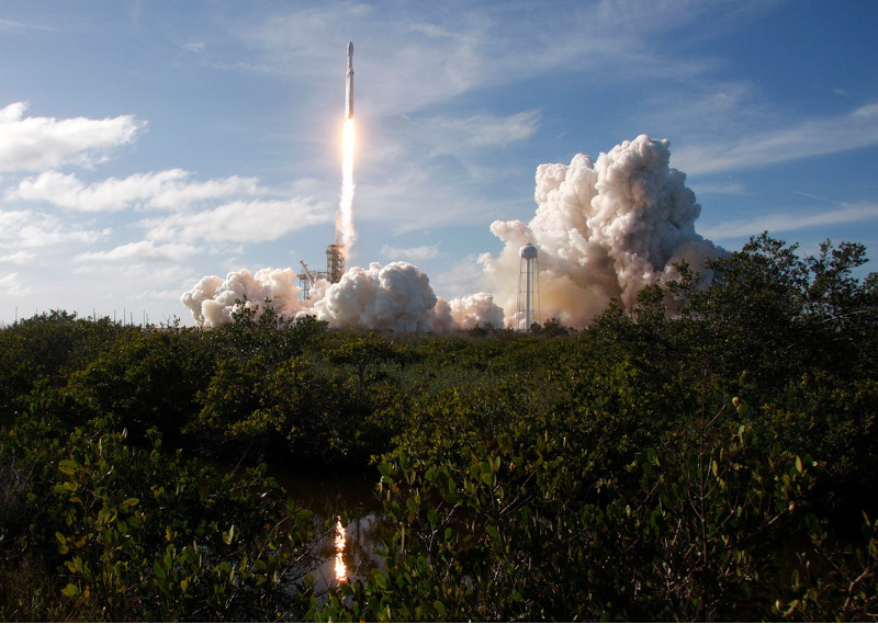 Старт тяжелой ракеты SpaceX Falcon Heavy