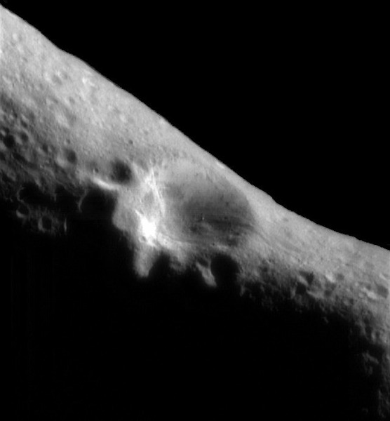 Кратер на поверхности астероида Эрос