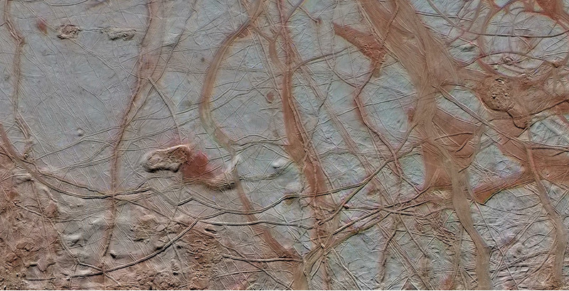 Замысловатый узор из трещин на ледяной поверхности Европы, спутнике Юпитера.