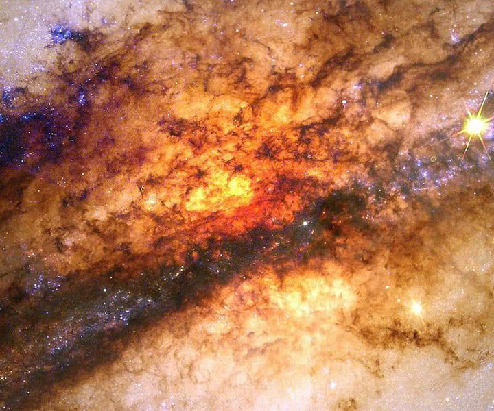 Центр линзообразной галактики Центавр A (NGC 5128)