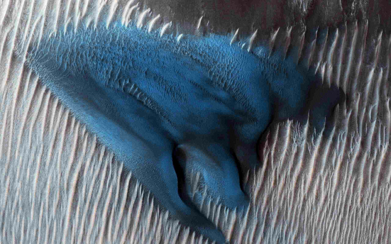 Марсианская песчаная дюна на дне кратера Лио