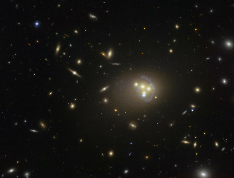 Изображение скопления галактик Abell 3827, полученное с Космическим телескопом Хаббл