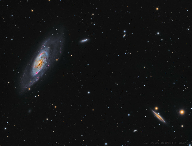 Слева - спиральная галактика M106, её размер около 80 тыс. св. лет, удалена от нас на 23.5 млн. св. лет и является самым большим членом группы галактик Гончие Псы II. Справа - галактика NGC 4217, расстояние до неё около 60 млн. св. лет.