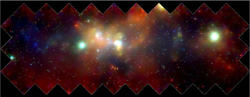Изображение, размером 400 на 900 световых лет, составленное из нескольких фотографий телескопа «Чандра», с сотнями белых карликов, нейтронных звёзд и чёрных дыр, в облаках газа, с энергий частиц, соответствующих температуре до миллионов градусов.