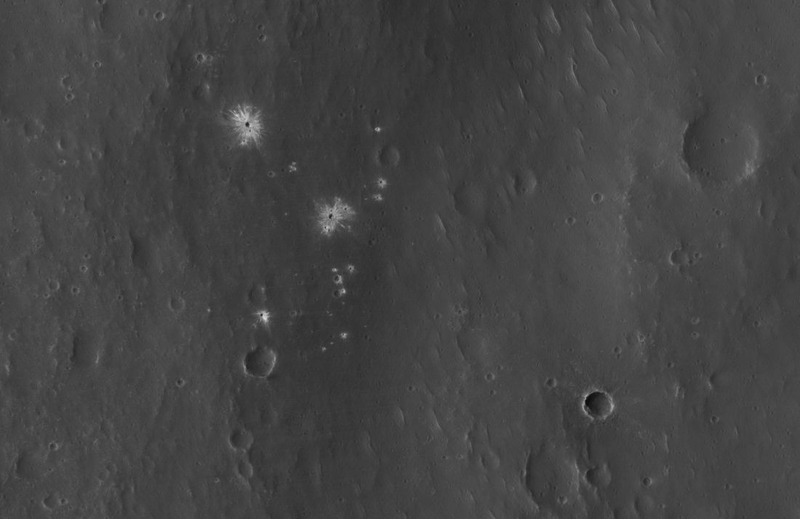 Свежие следы метеоритов на поверхности Марса, снимок аппаратом MRO 2016 года.