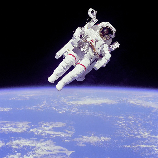 Брюс Маккэндлесс совершает выход в открытый космос с использованием MMU