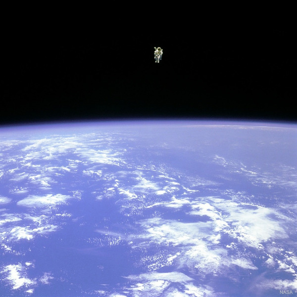 Брюс Маккэндлесс совершает выход в открытый космос с использованием MMU