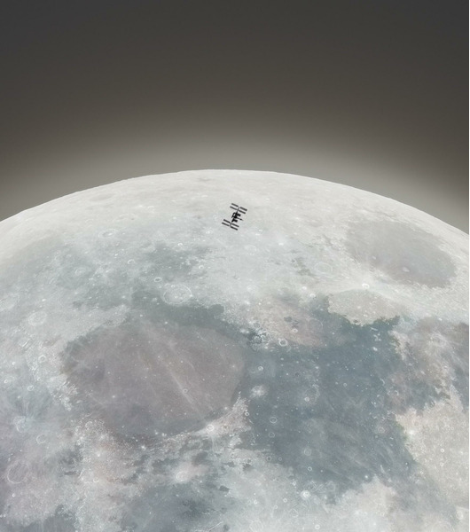 МКС на фоне луны