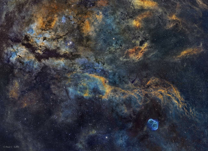 облака водорода в плоскости нашей Галактики Млечный Путь и в центре северного созвездия Лебедя