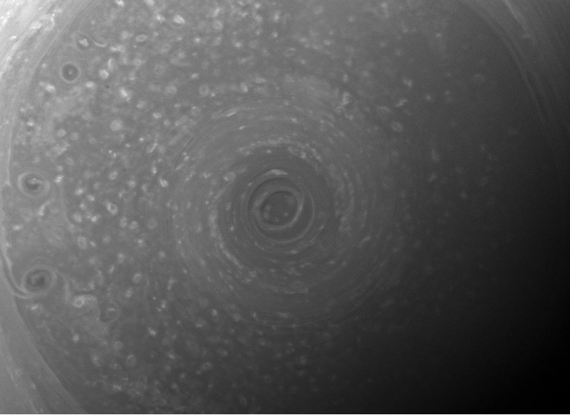 Центральный вихрь южного полюса Сатурна