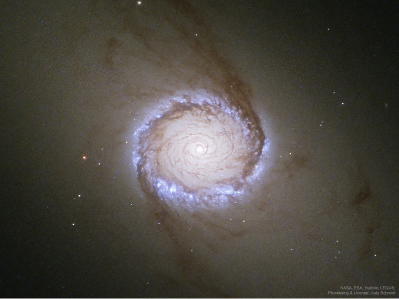 Центральная часть спиральной галактики с перемычкой NGC 1512