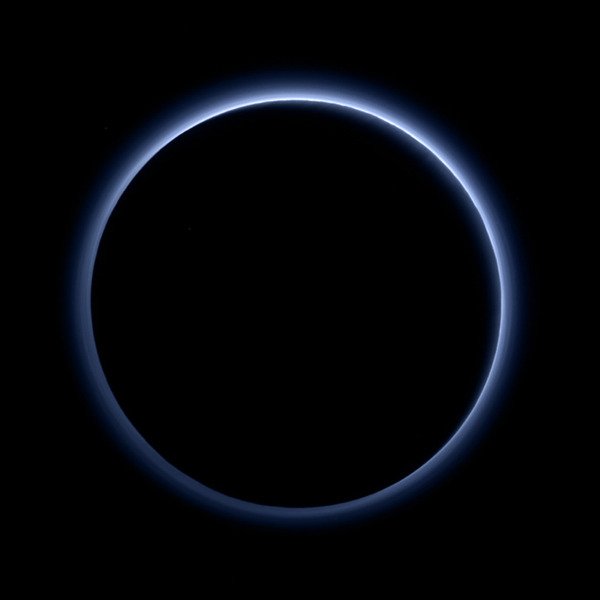 Ночная сторона Плутона. Видно атмосферу, подсвеченную лучами Солнца. Фото New Horizons, цвета приближены к настоящим.
