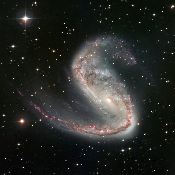 Искаженная галактика NGC 2442