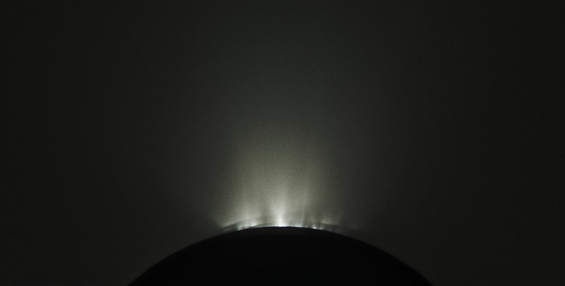 Ледяные гейзеры Энцелада спутника Сатурна