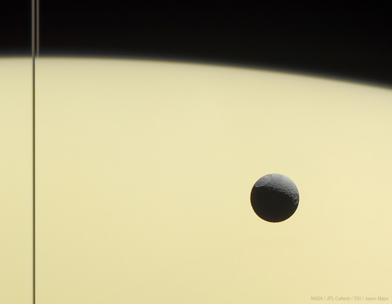 Сатурн и его спутник Тефия