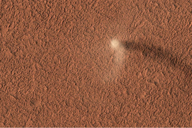 Пылевой смерч на Марсе
