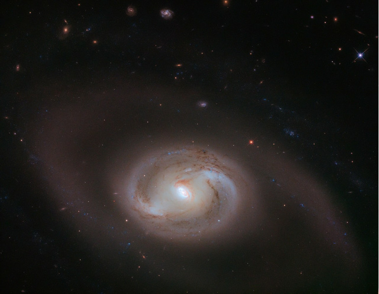 Спиральная галактика NGC 2273