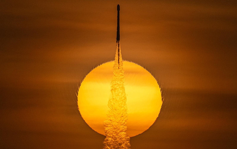 Полет ракеты Falcon на фоне Солнца