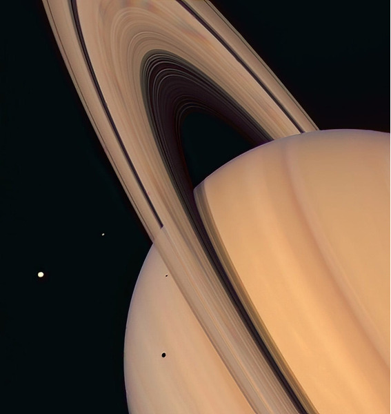 Сатурн на снимках Вояджер-2