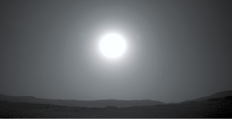 Солнечный день в кратере Езеро, Марс. Марсоход Perseverance